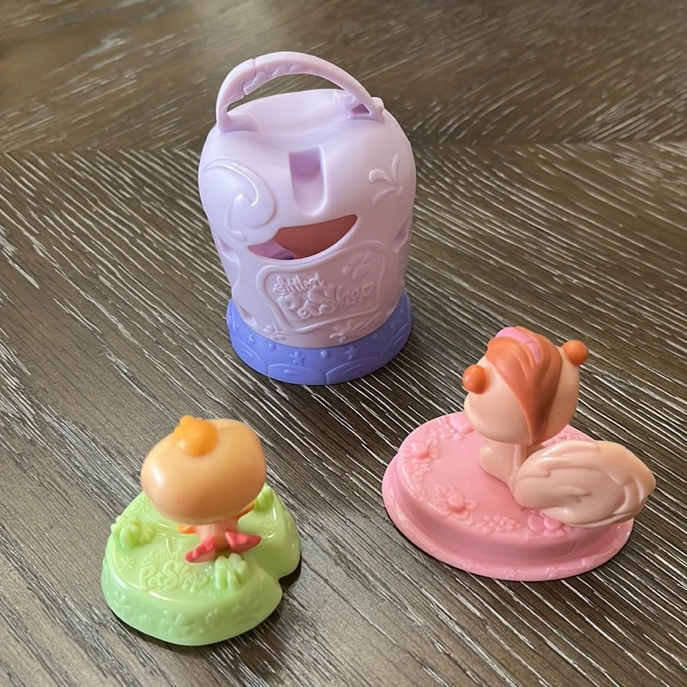 Hasbro made for McDonald’s happy meal figures of LITTLEST PET SHOP BUNDLE OF 3
